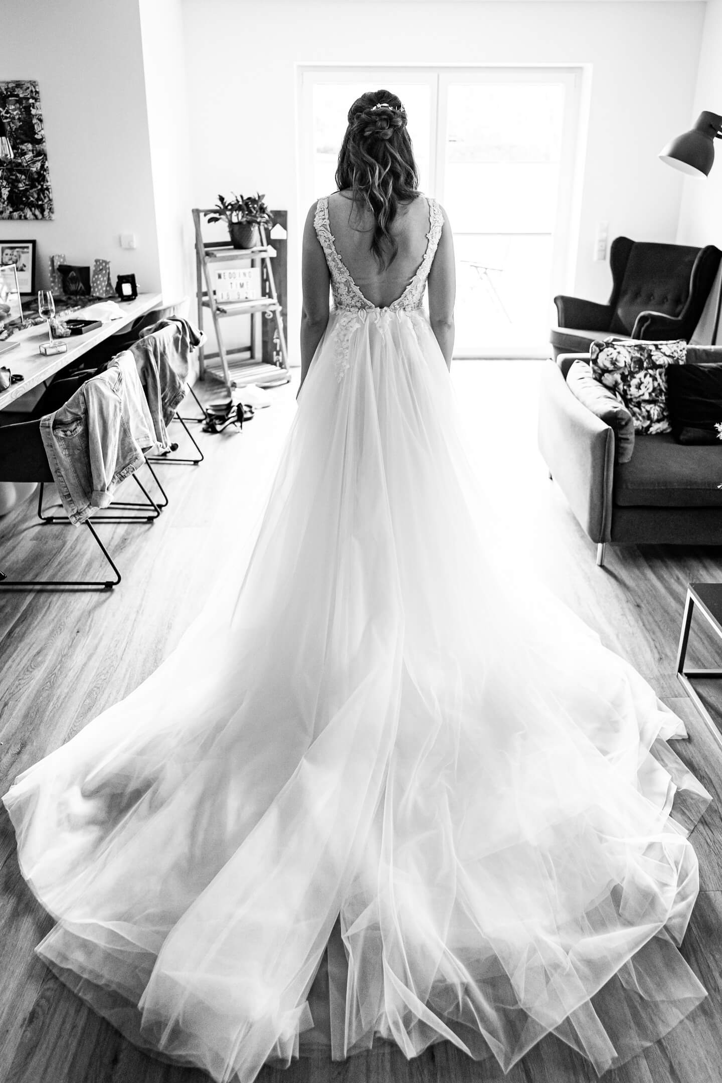 Eine traumhaft lange Schleppe mit viel Tüll. Festgehalten von Hochzeitsfotograf Florian Läufer, Hamburg.