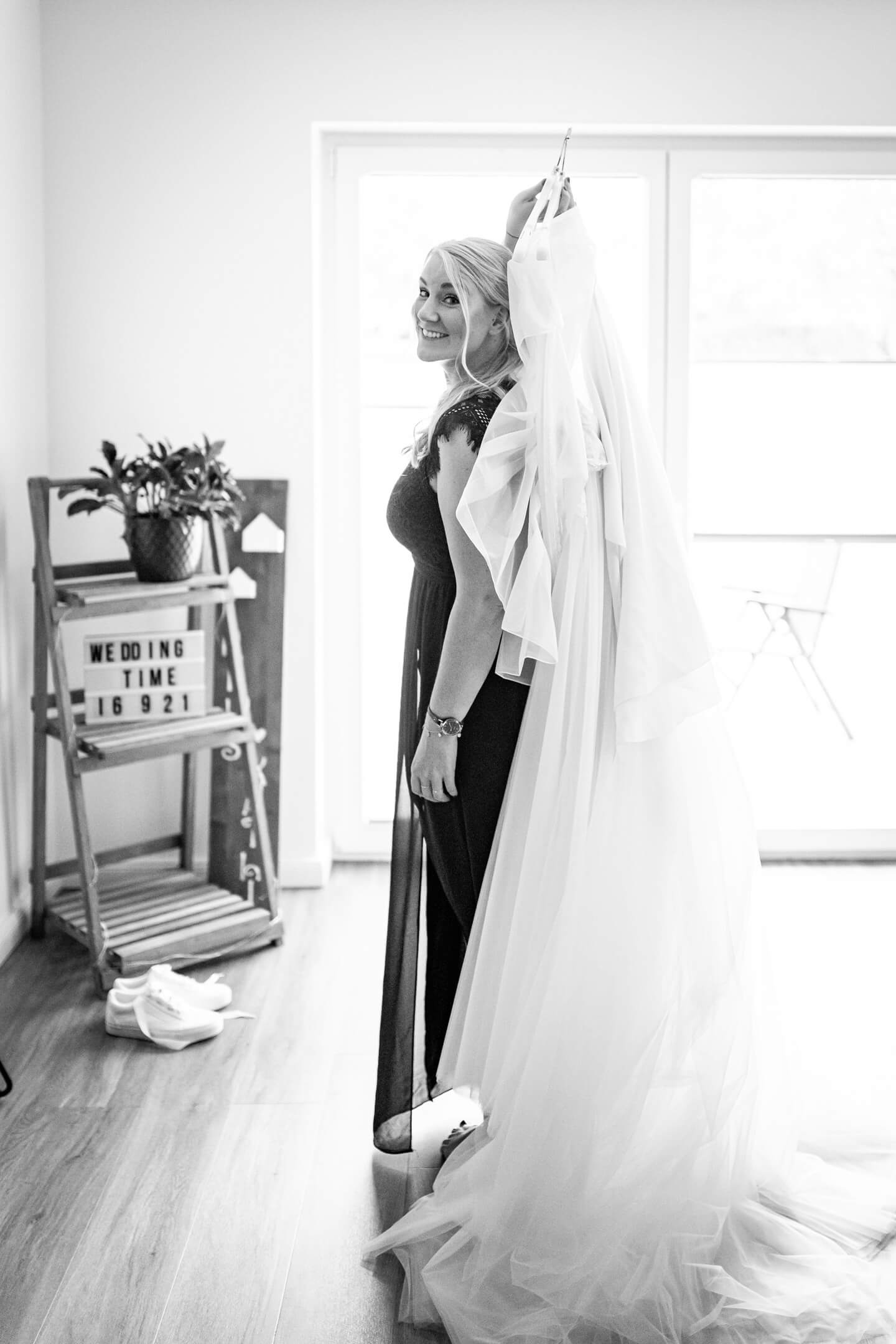 Outtake: Trauzeugin trägt das Hochzeitskleid.