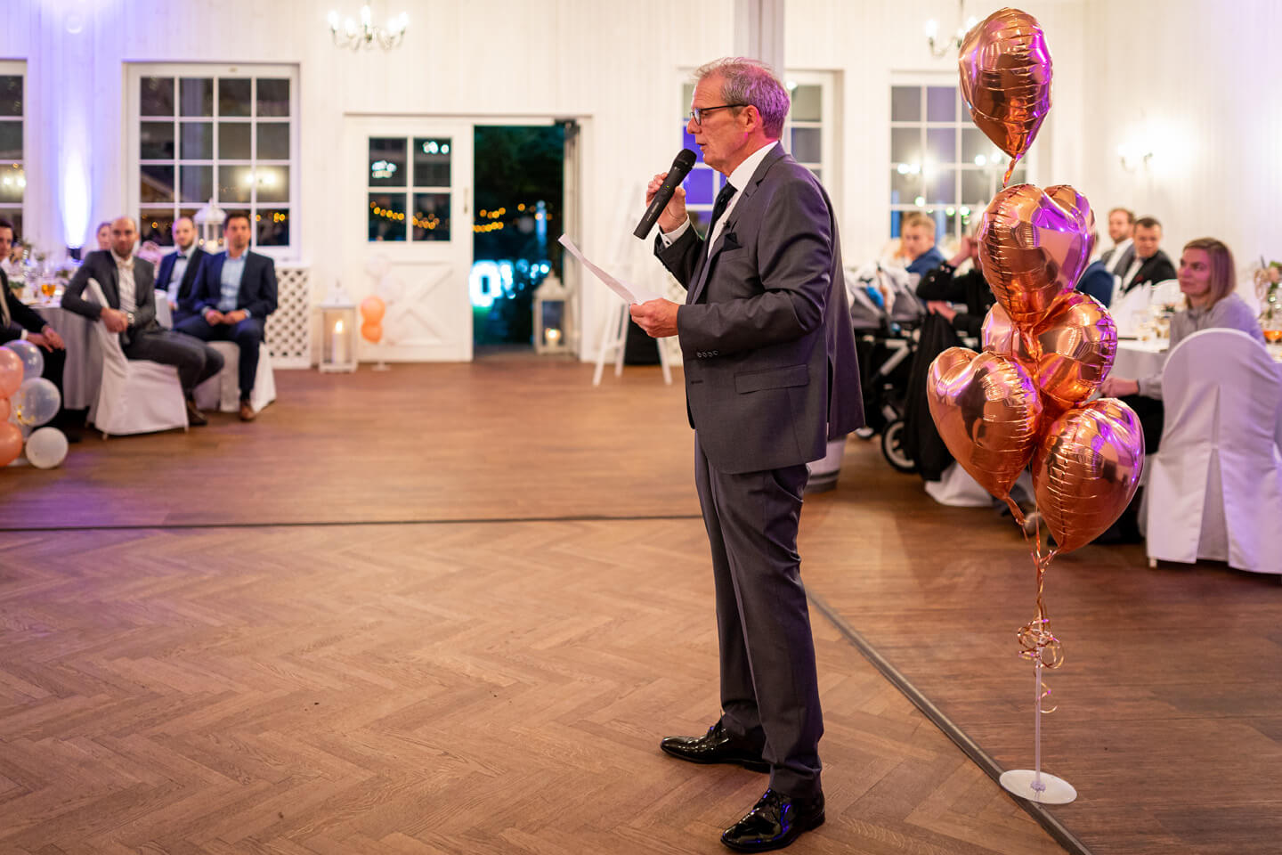 Brautpapa bei der abendlichen Rede.