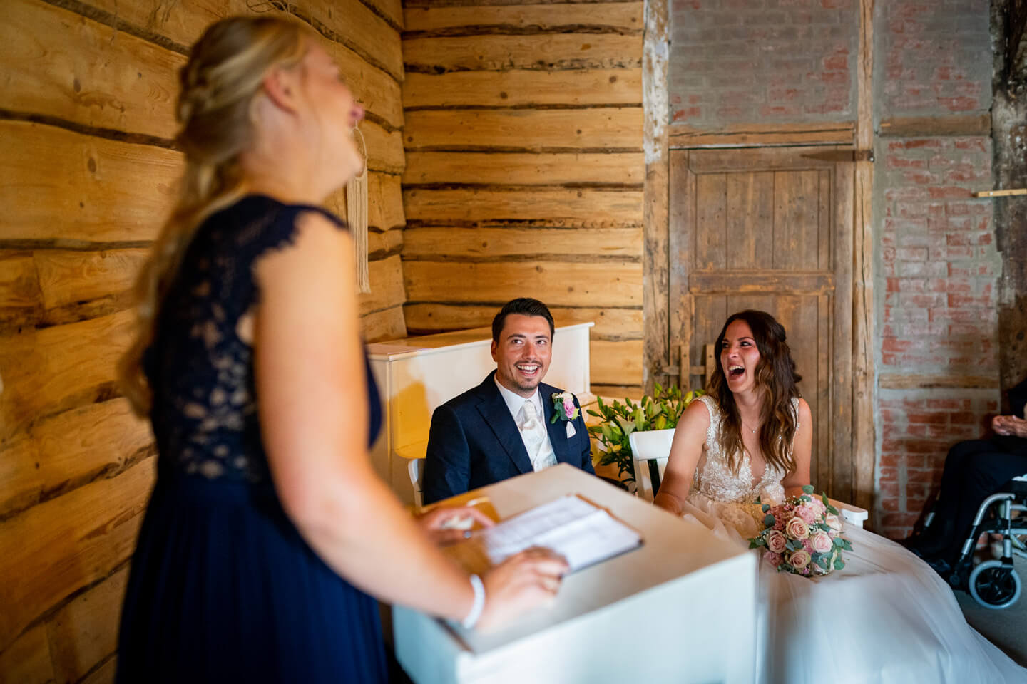 Trauzeugin redet während der Trauung für das Hochzeitspaar.