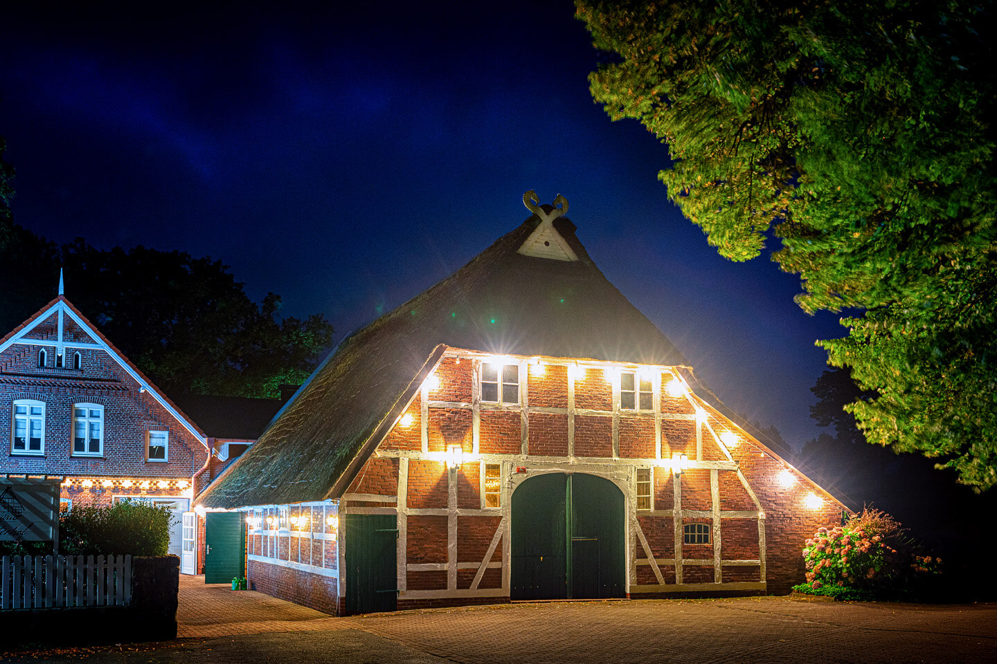 Scheunenhochzeit in Niedersachsen bei Nacht.