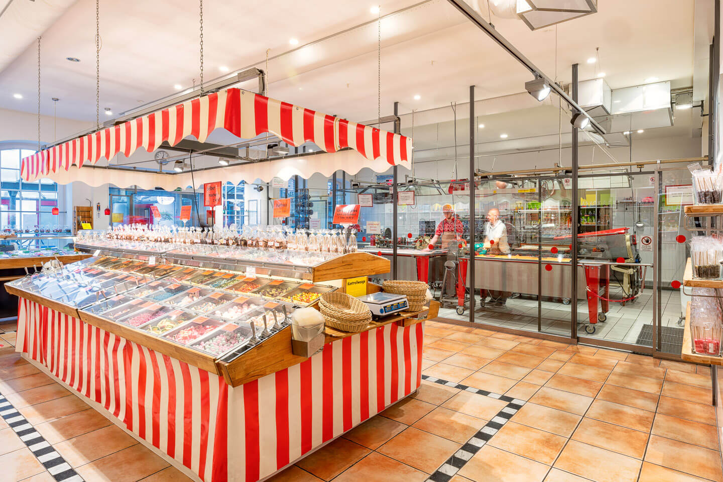 Gläserne Küche der Bonbonkocherei.