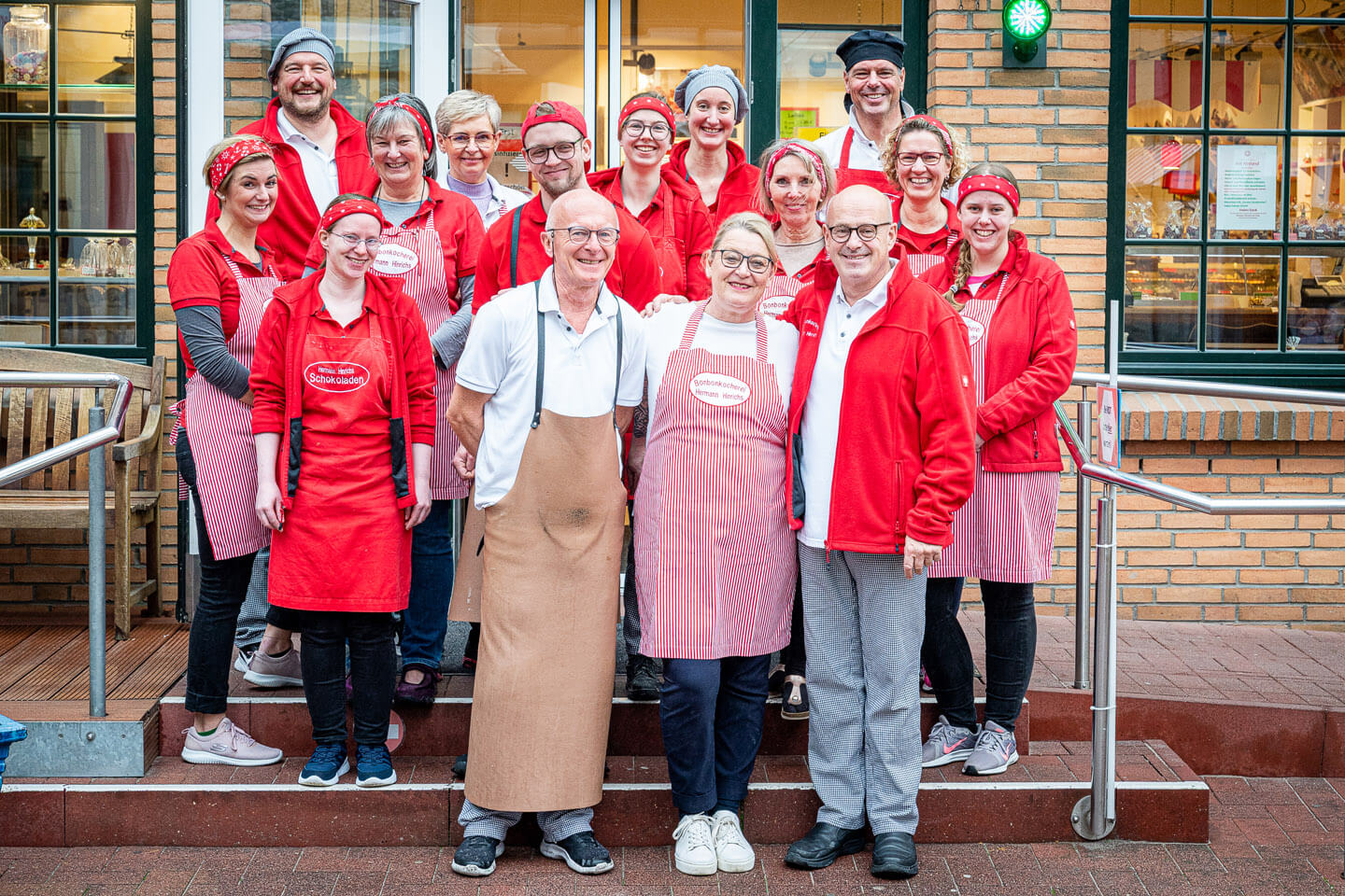 Gruppenfoto vom Team der Bonbonkocherei in Eckernförder Stadthafen. (Fotograf: Florian Läufer)