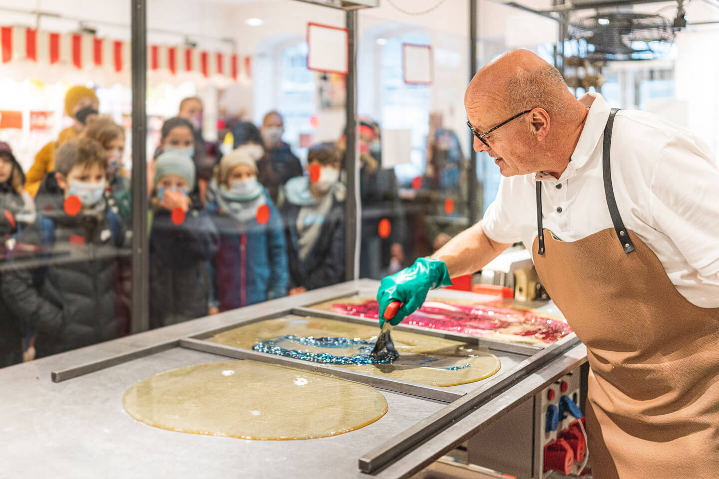 Showkochen mit Zuschauern hinter einer Glaswand