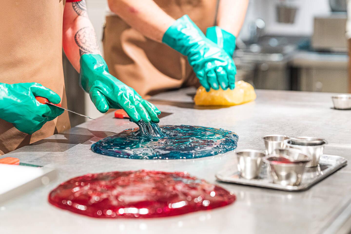 Klebriger Bonbonteig in unterschiedlichen Farben.