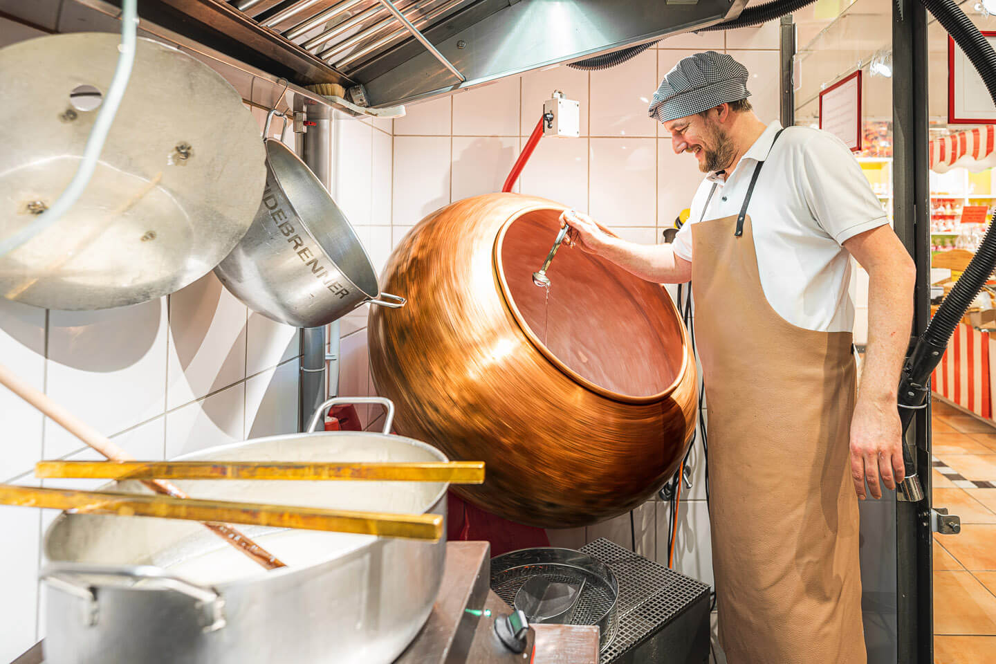 Ein tolles Foto dieses Firmenportraits: Der Koch am Dragierkessel