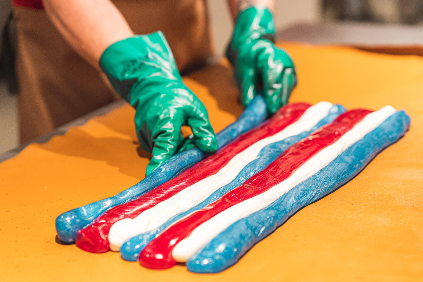 Bonbonteige in den Landesfarben von Schleswig-Holstein.