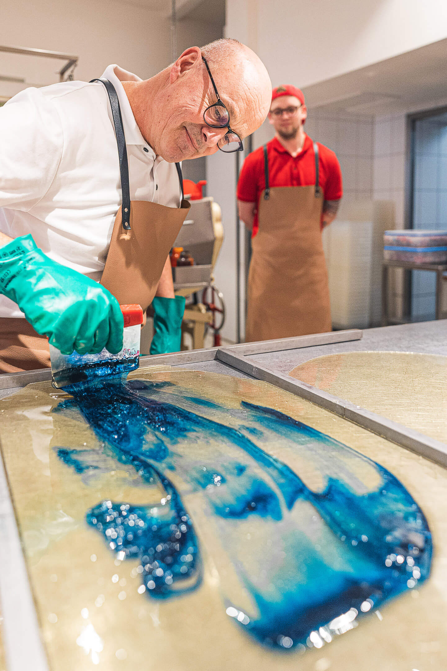 Einfärben des Bonbonteiges durch Firmeninhaber Hermann Hinrichs.