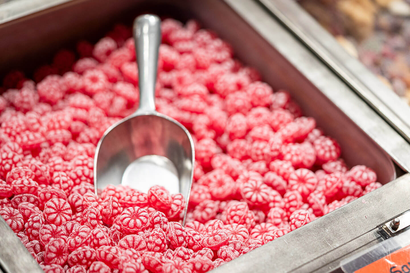 Die fertigen Himbeer-Bontjes in der Verkaufsauslage
