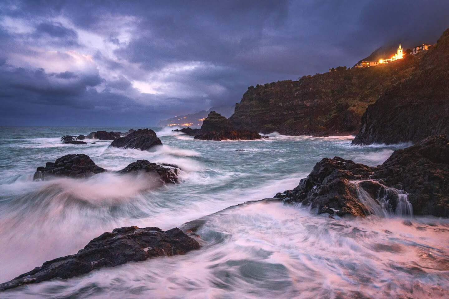 Seixal mit wild tobenden Wellen