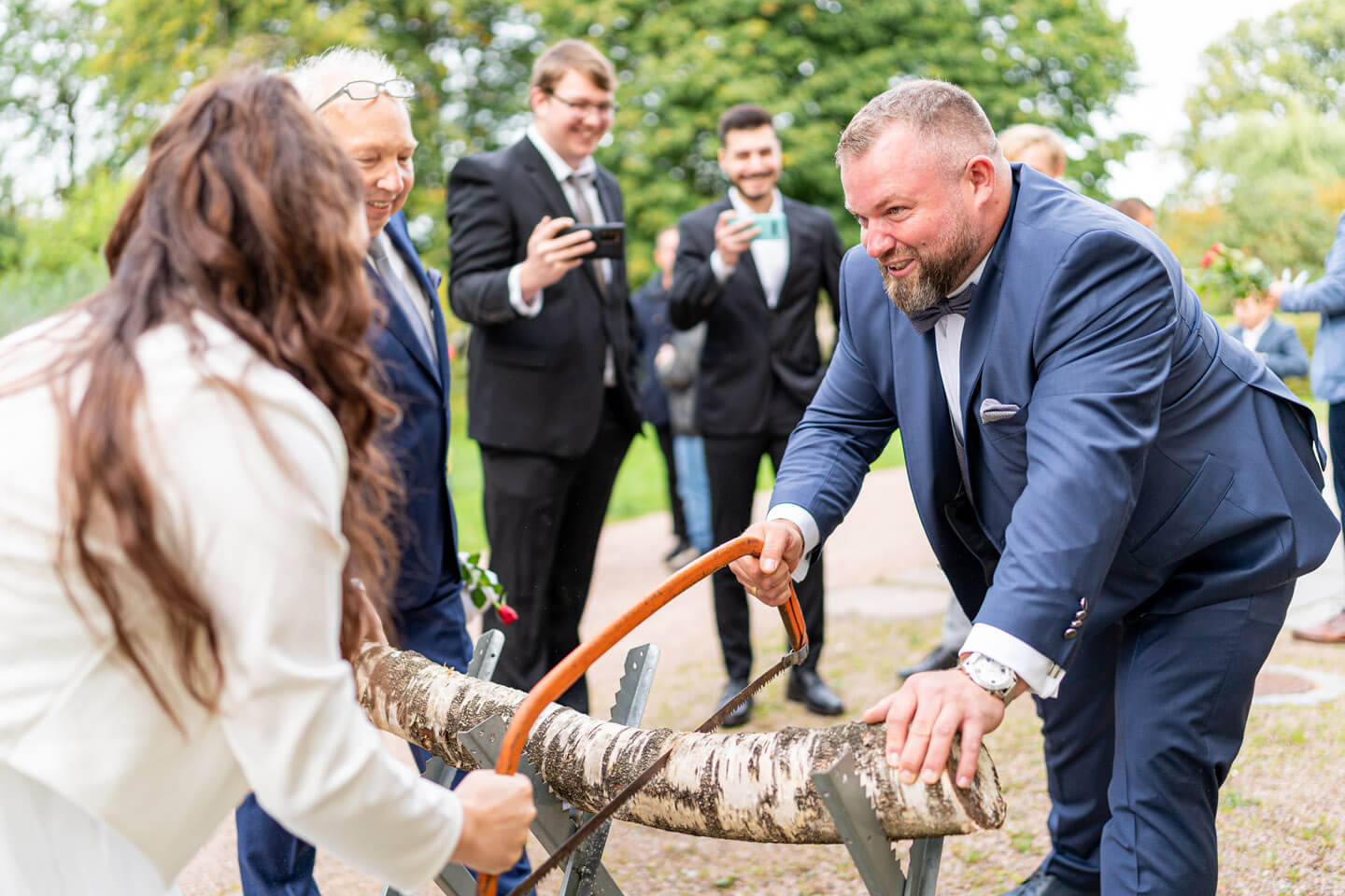 Baumstamm sägen - ganz schön anstrengend!