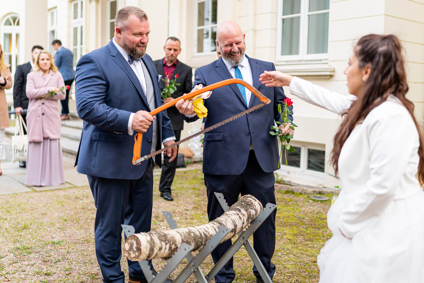 Baumstamm sägen nach standesamtlicher Trauung.