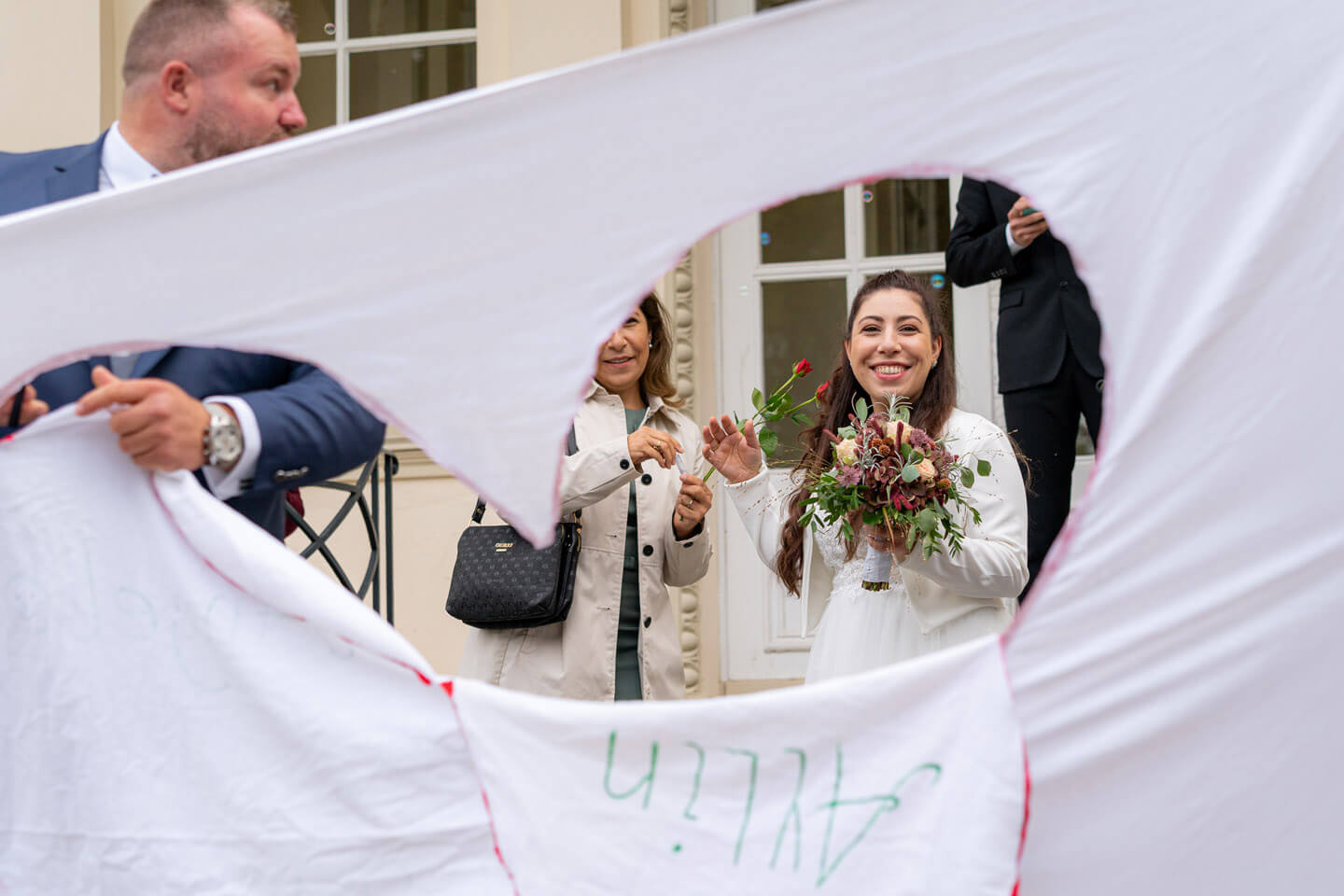 Braut strahlt vor Glück