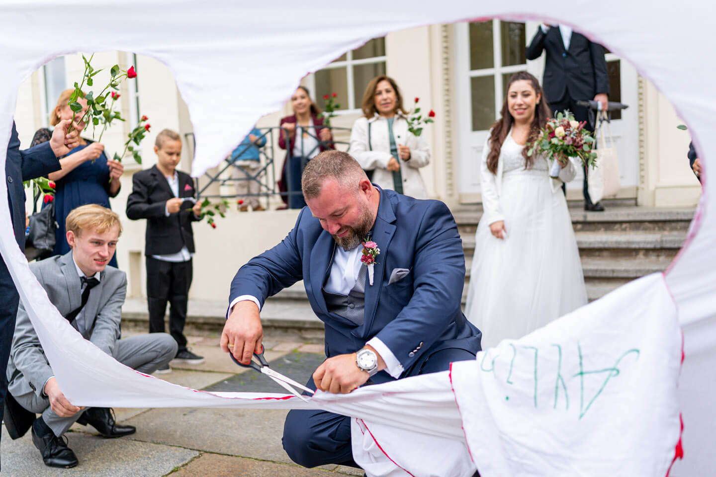 Herz ausschneiden nach Hochzeit im Berner Schloss.