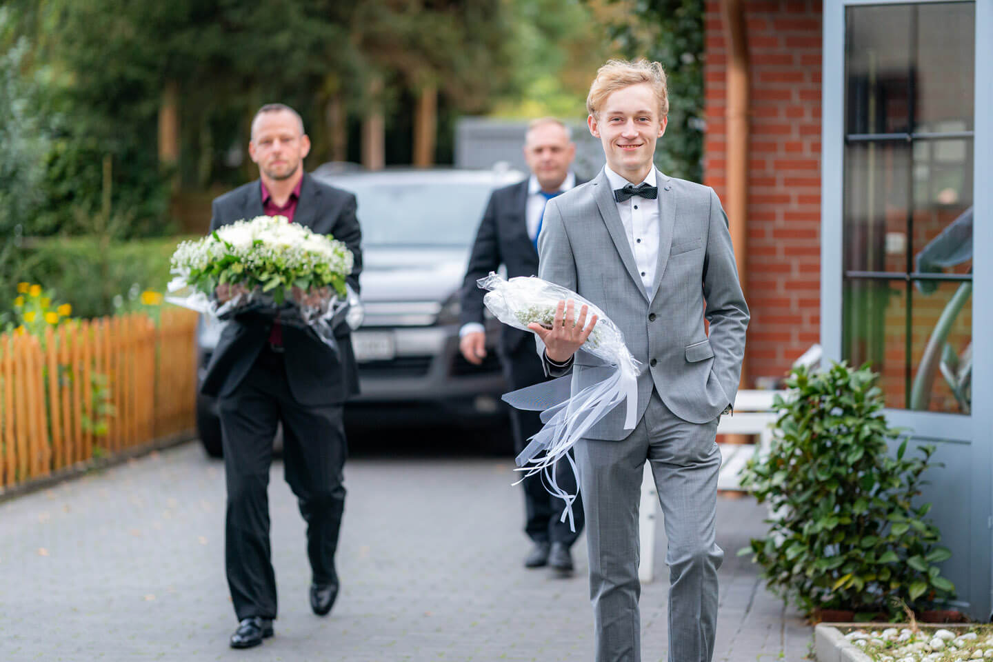 Blumenschmuck fürs Auto.