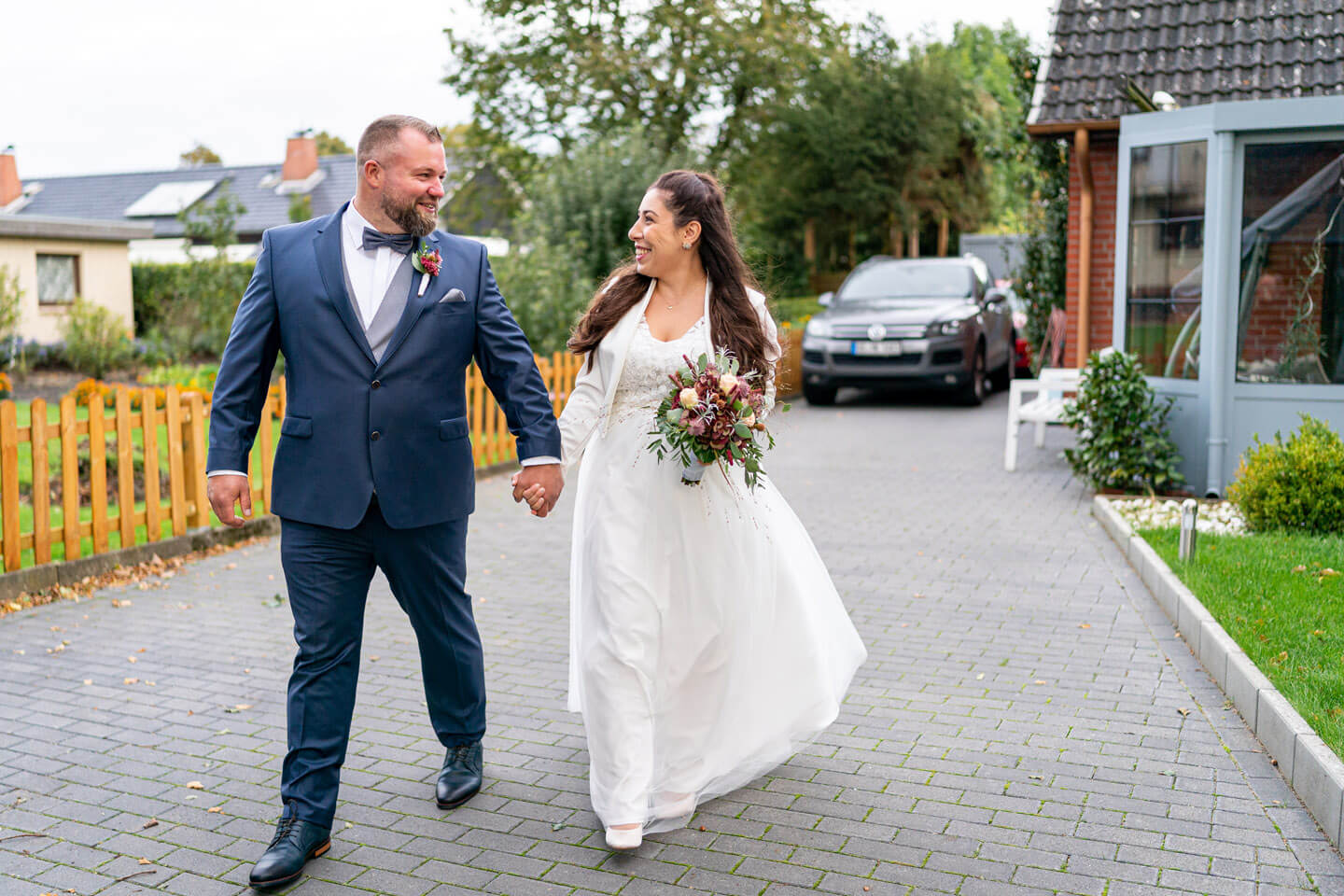 Brautpaar verlässt die elterliche Wohnung.
