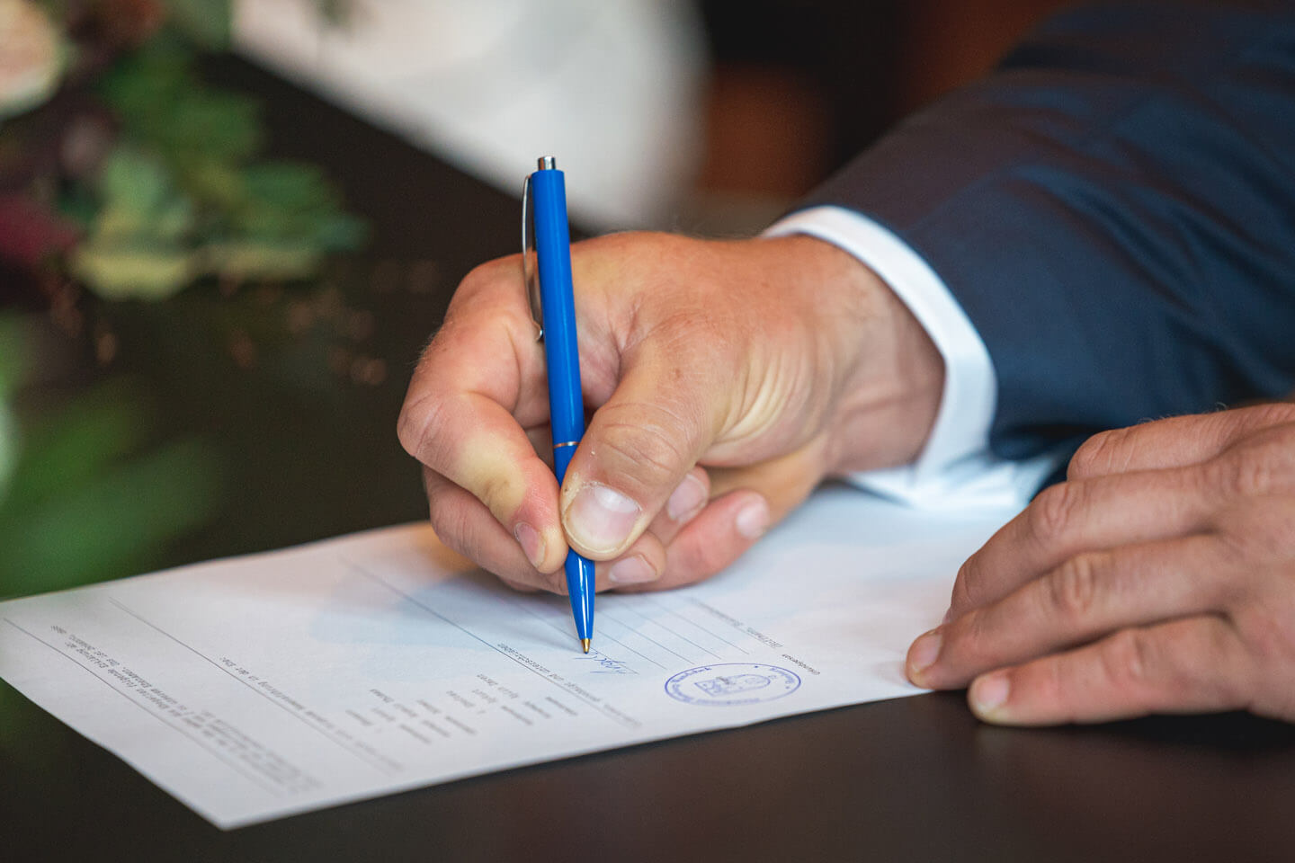 Heiratsurkunde unterschreiben.