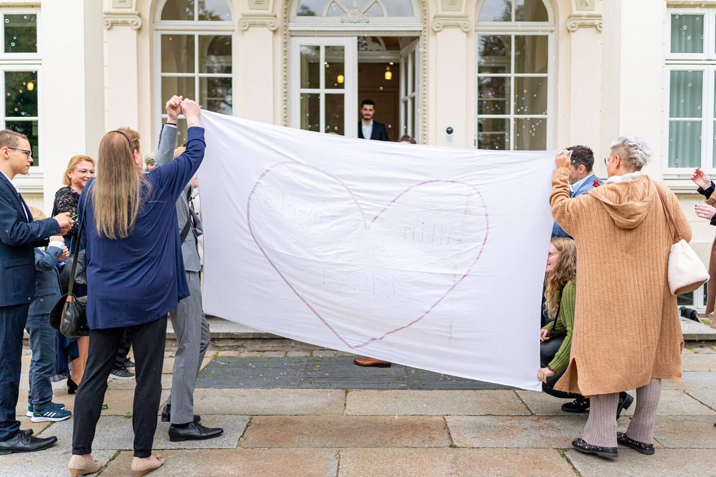 Bettlaken mit Herz nach einer standesamtlichen Trauung im Berner Schloss.