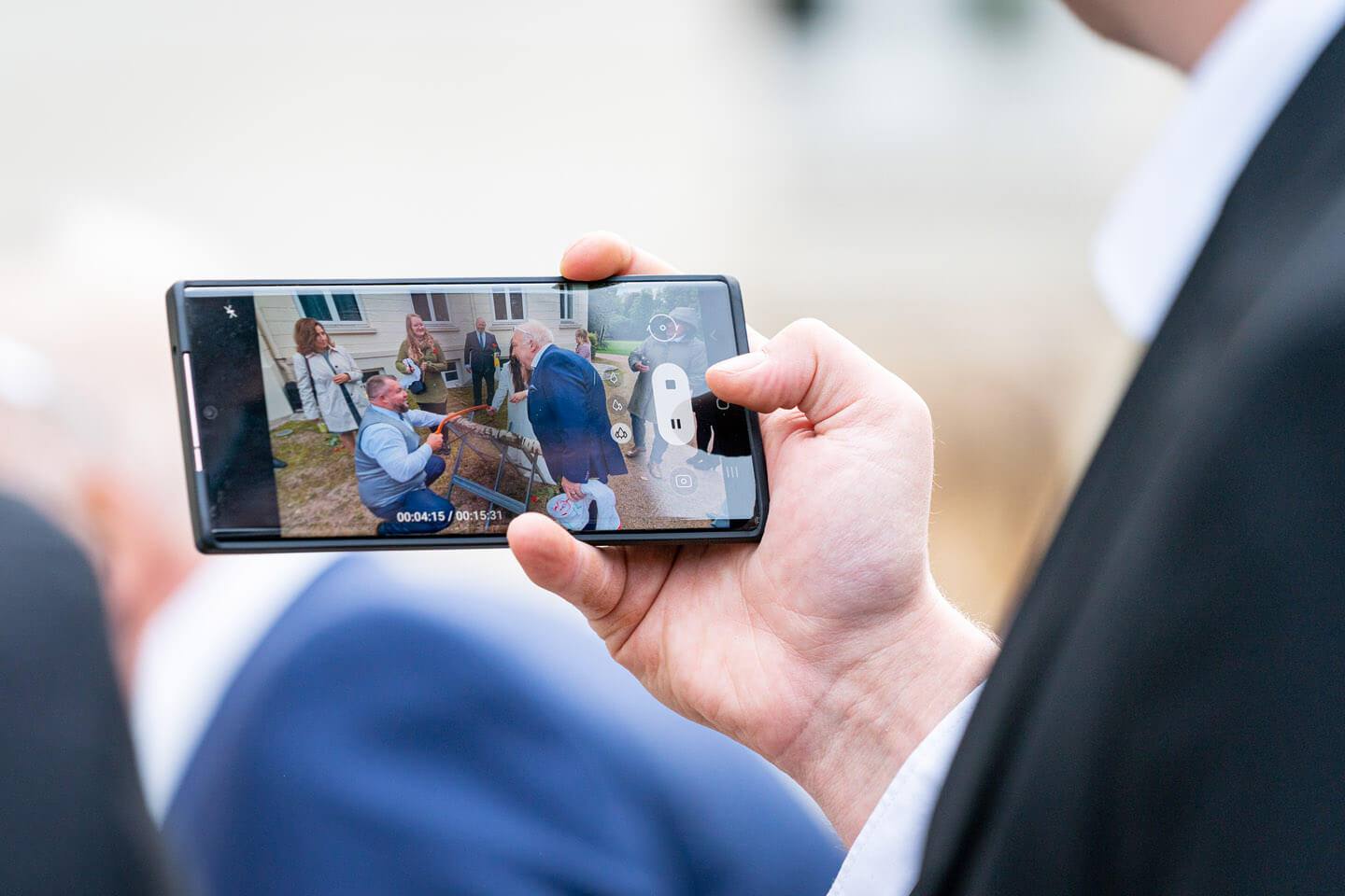 Videoclip Baumstamm sägen.