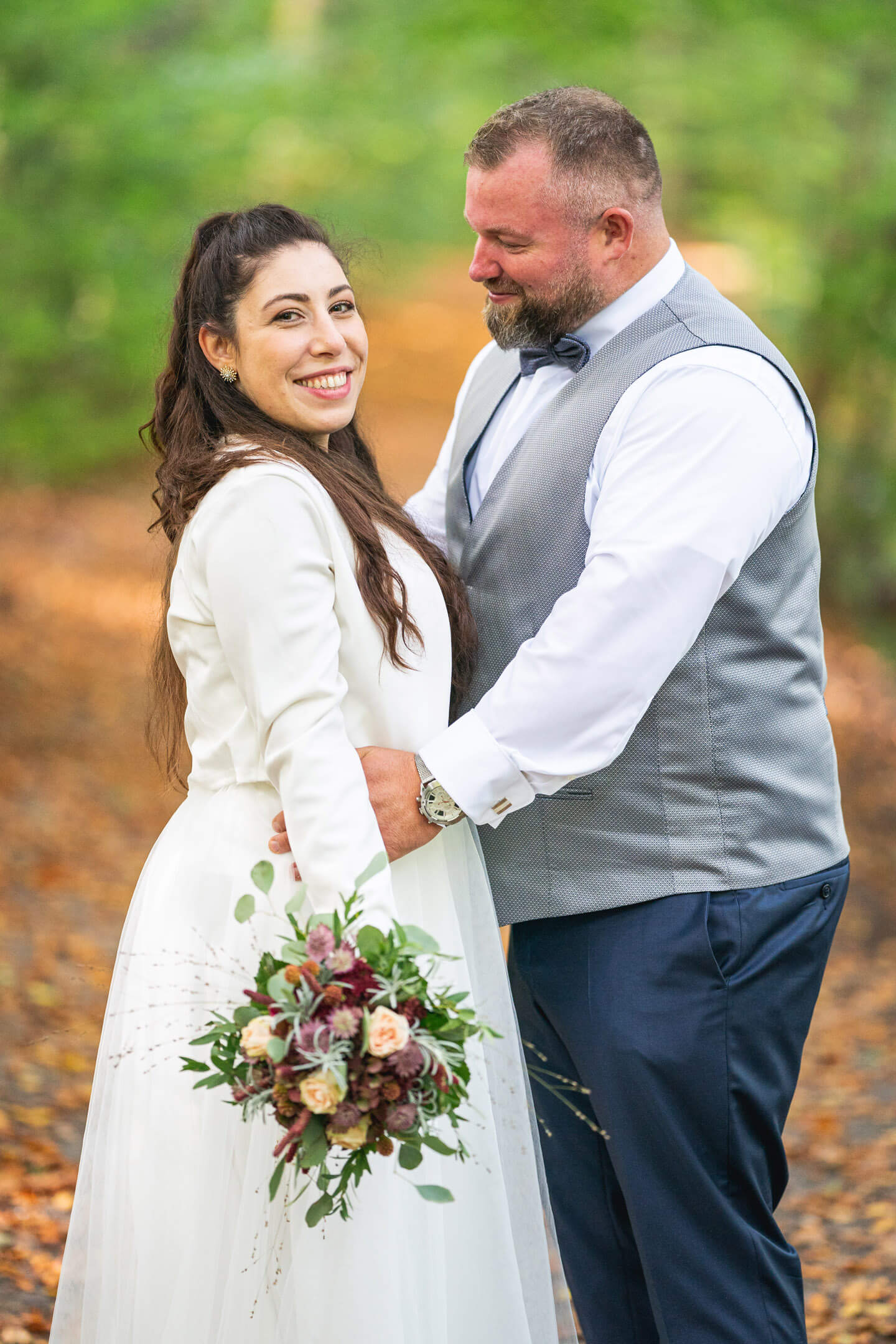 Herbstliches Hochzeitsfoto im Berner Gutspark.