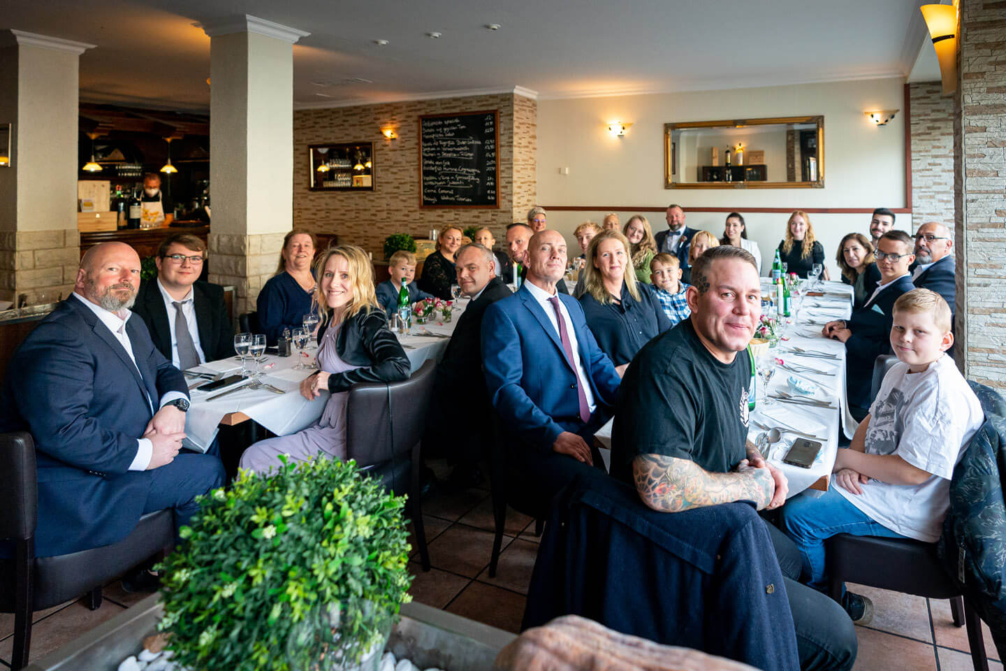 Die ganze Hochzeitsgesellschaft beim Italiener.