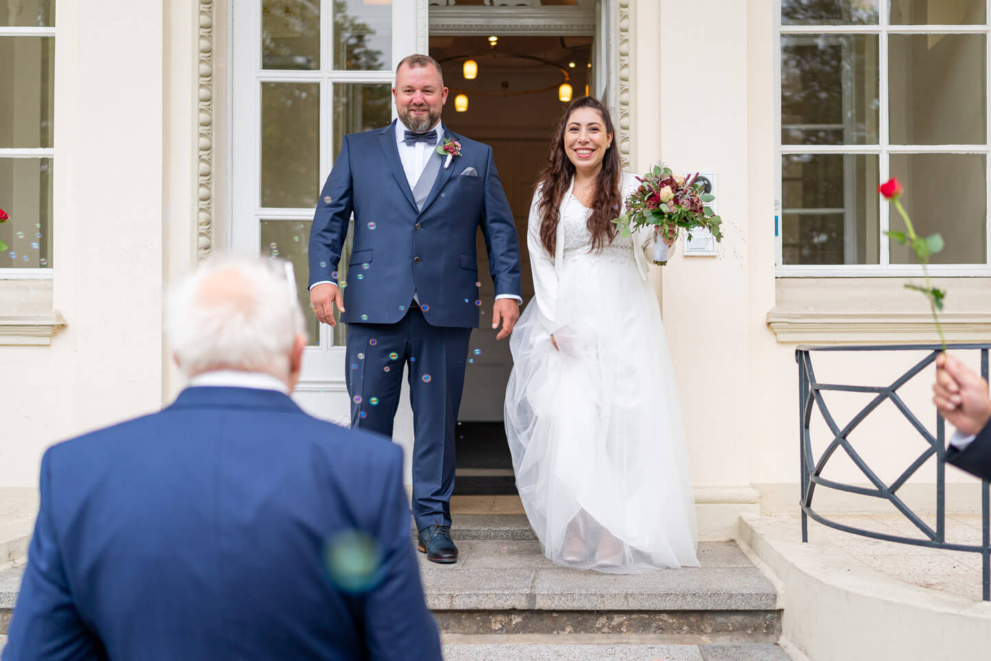Just Married - Hochzeitspaar tritt nach der Trauung aus dem Berner Schloss hinaus.