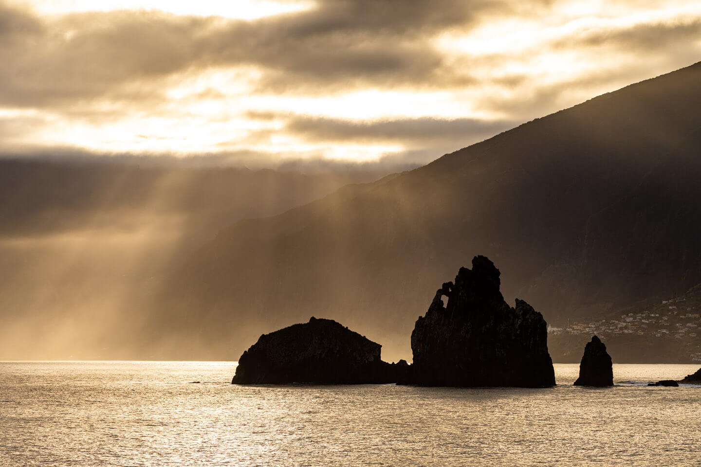 Die Felsformationen von Ribeira de Janela mit Lichtstrahlen der aufgehenden Sonne.