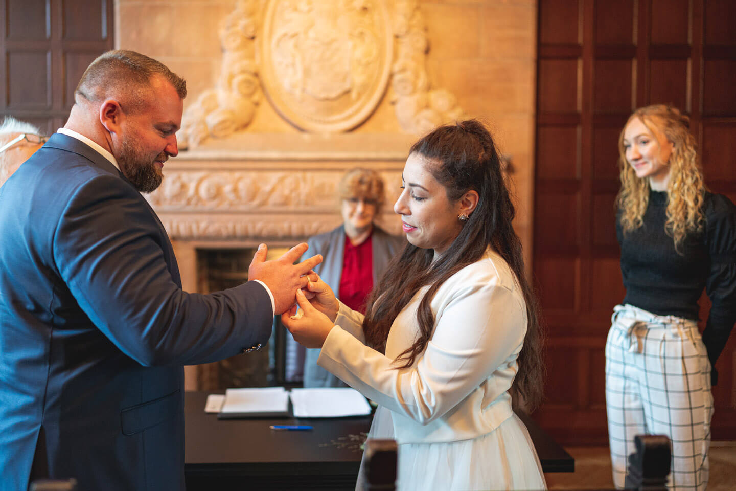 Ringtausch vor der Standesbeamtin.