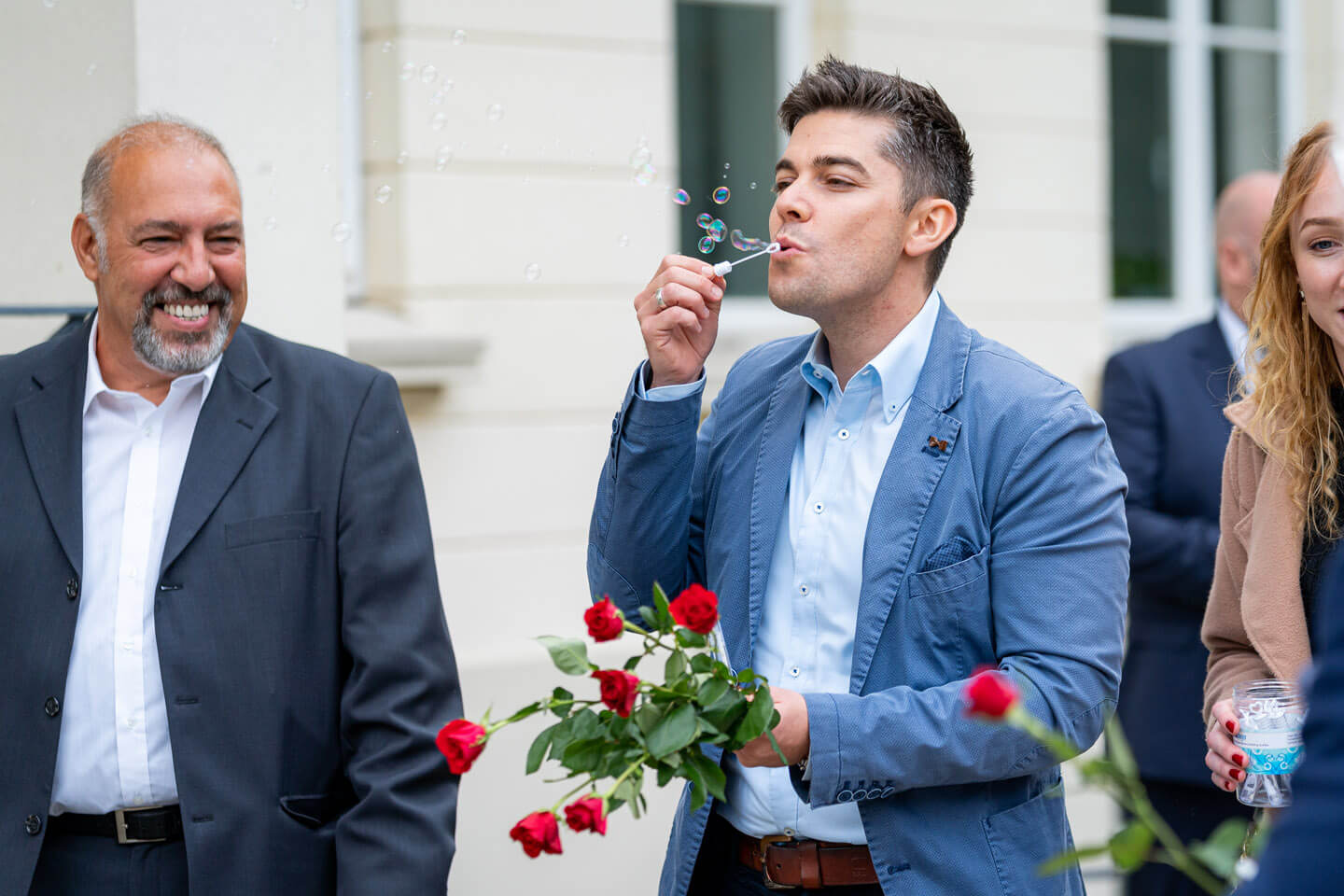 Seifenblasen und rote Rosen für das Hochzeitspaar.