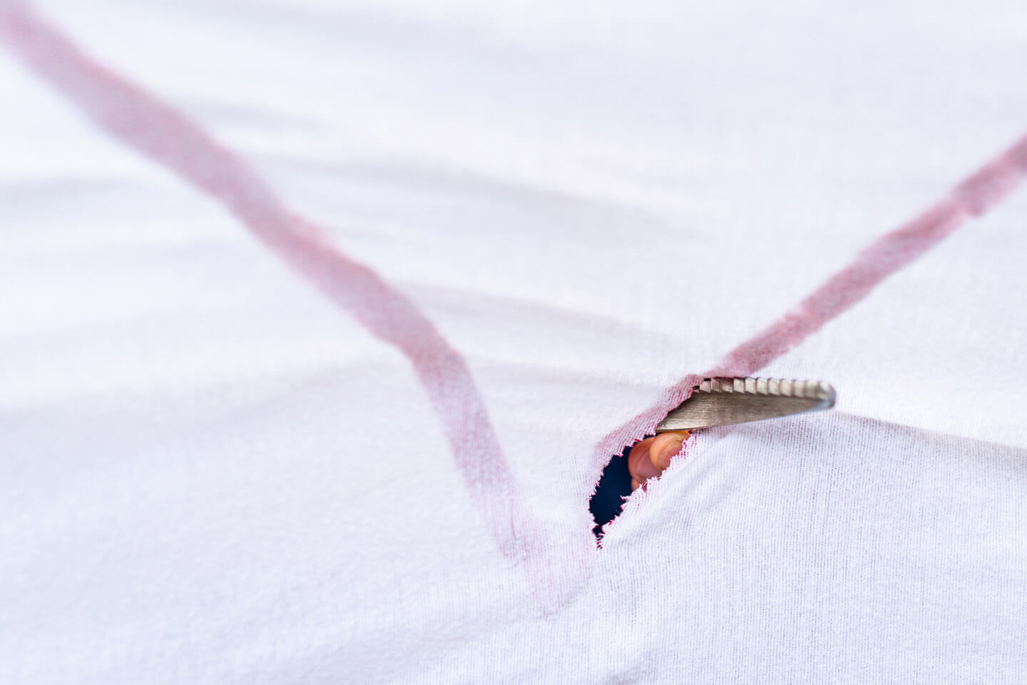 Stumpfe Schere zum Ausschneiden des Herzens.