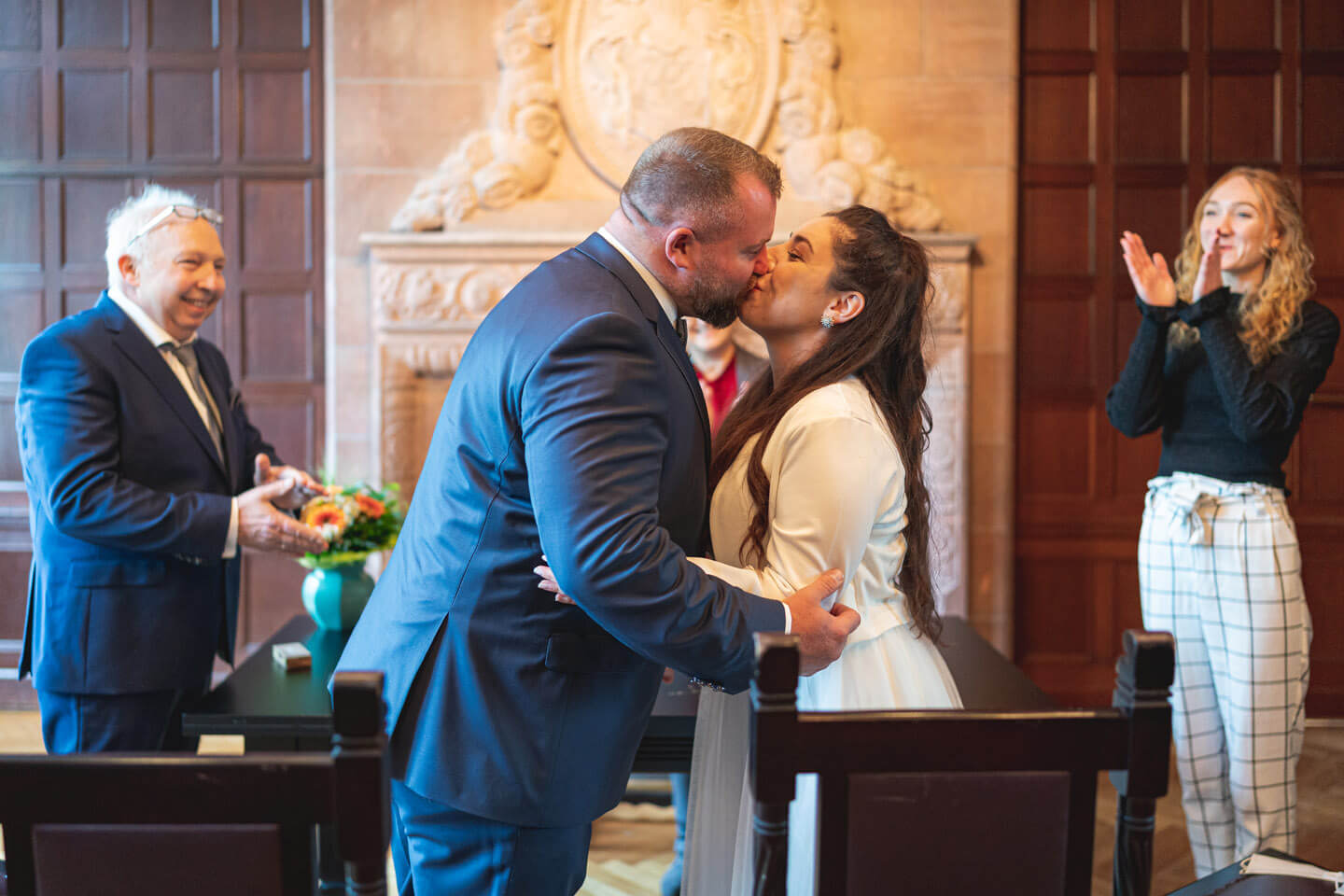 Vermählungskussbei einer Hochzeit im Berner Schloss