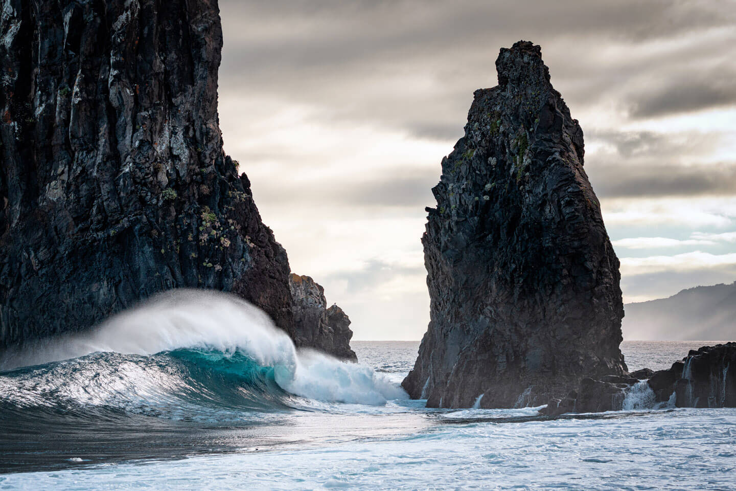 Felsnadel mit großer Welle in Ribeira de Janela.