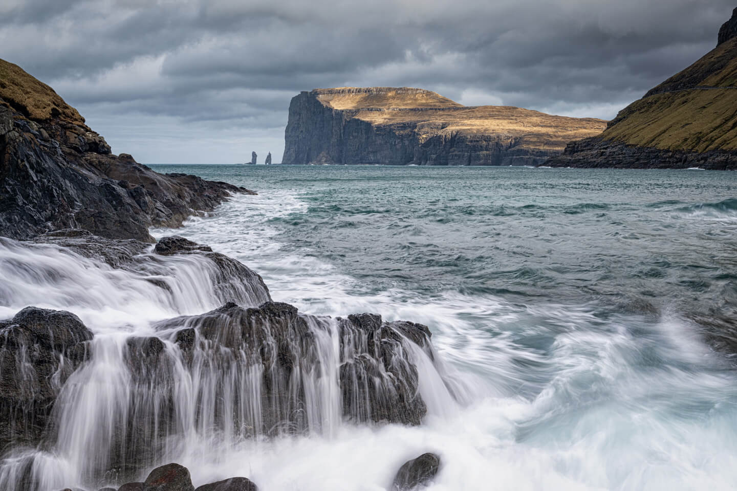 Brechende Wellen in Tjornuvik