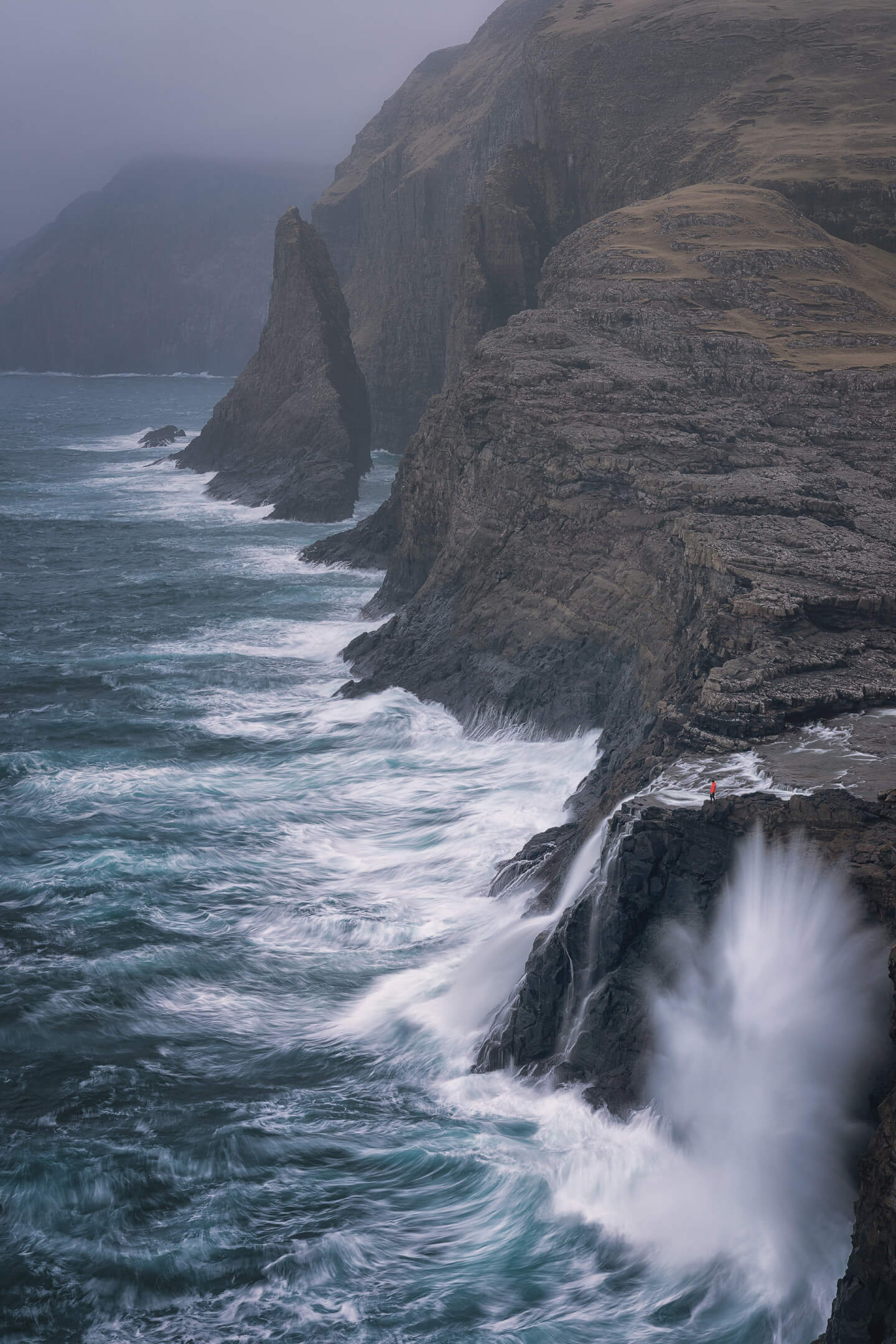 Der wasserfall Bosdalafossur am südlichen Ende des Sees Sørvágsvatn