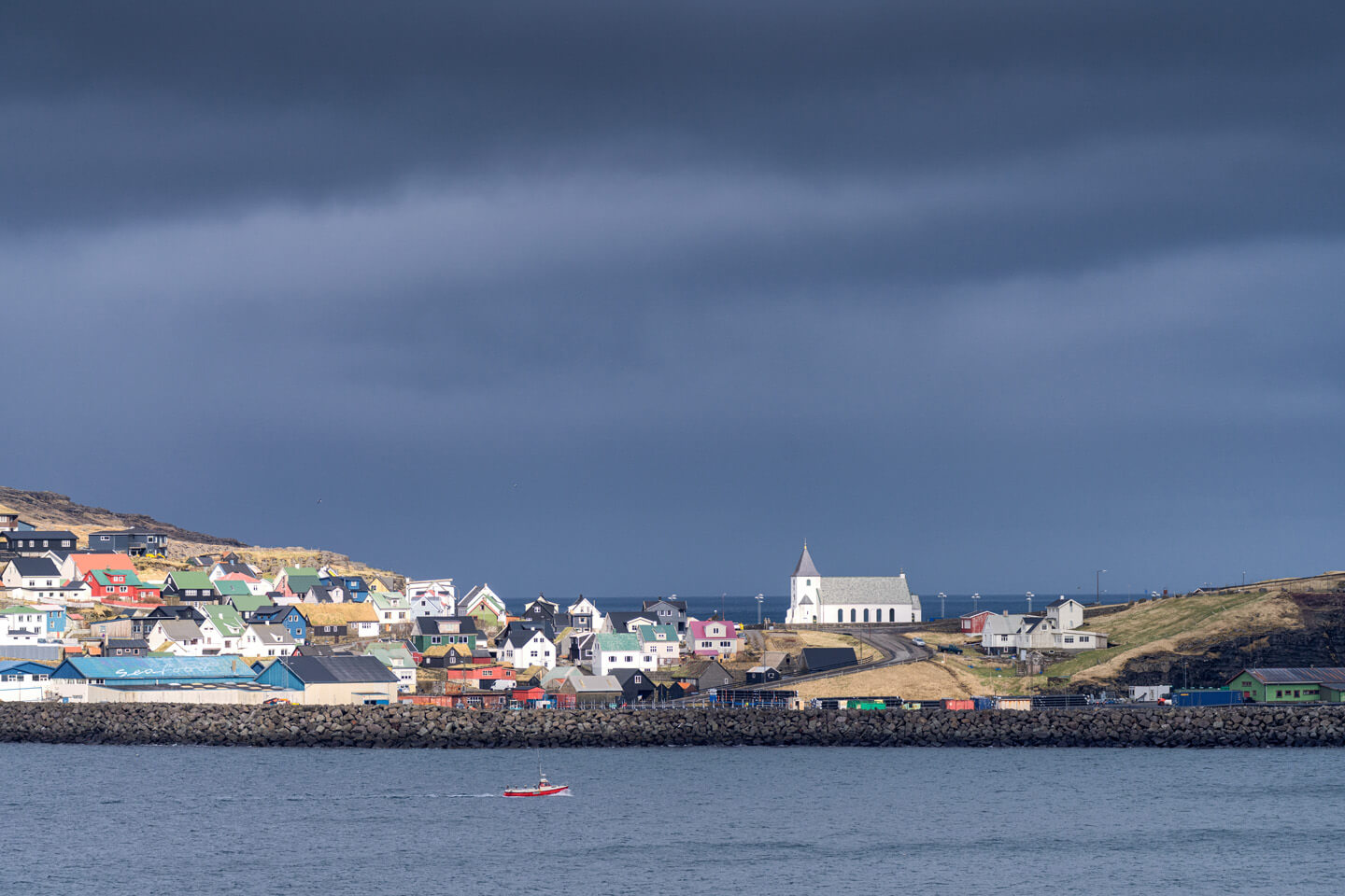 Das malerische Dorf Eidi auf der Insel Eysturoy