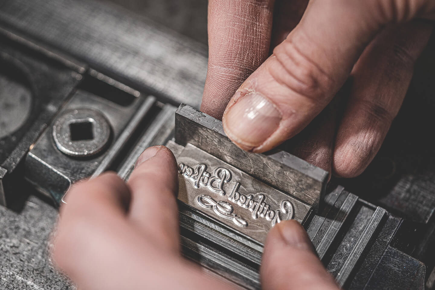 Der Druckstock wird eingerichtet.