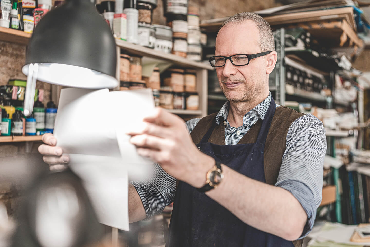 Drucker und Schriftsetzer Martin Z. Schröder im Firmenportrait.