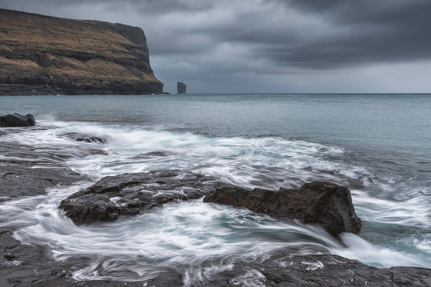 Atlantikwellen bei Eidi auf Eysturoy (Färöer-Inseln)