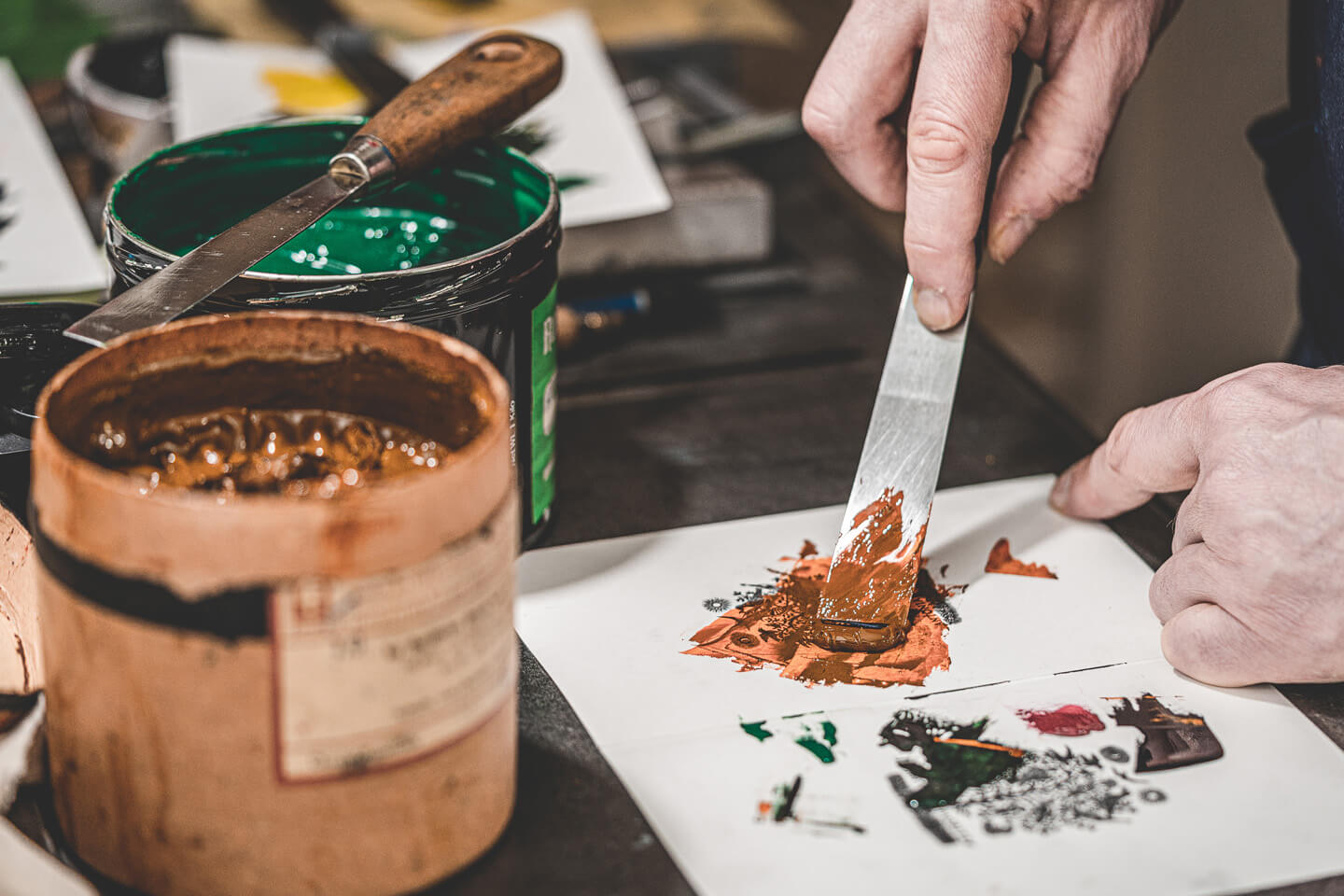 Farbe anmischen für den Druck.