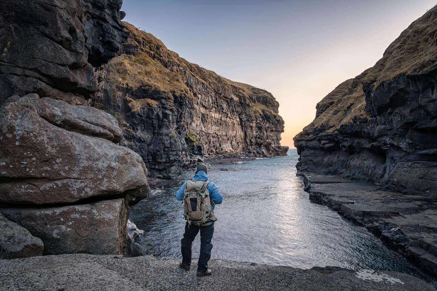 Der Naturhafen von Gjogv bei Sonnenaufgang