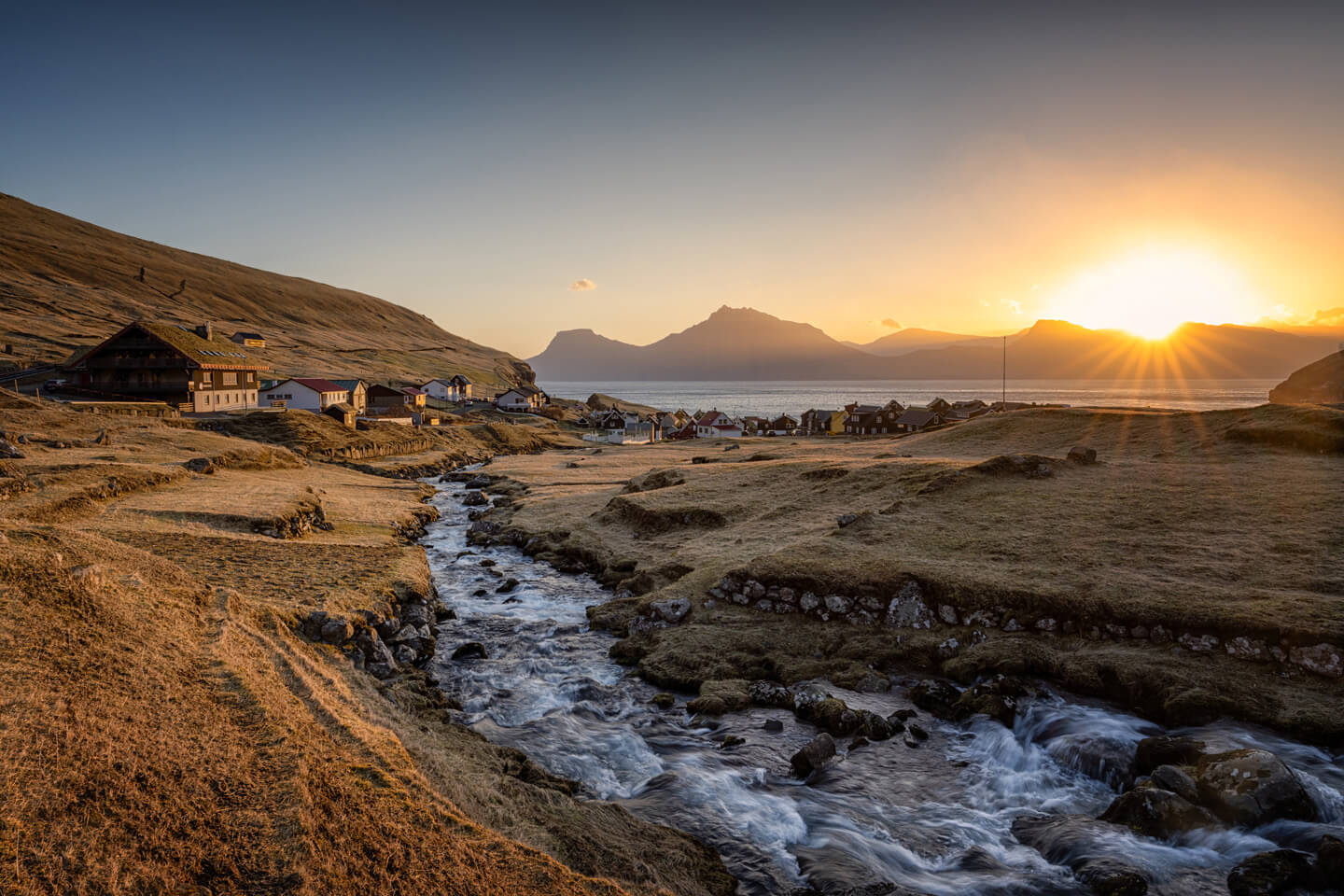 Sonnenaufgang bei Gjogv mit Blick auf Kalsoy.