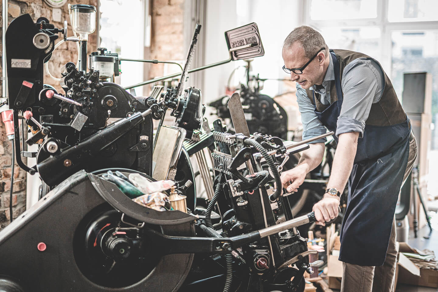 Handwerk fotografieren an der historischen Heidelberger Druckmaschine.