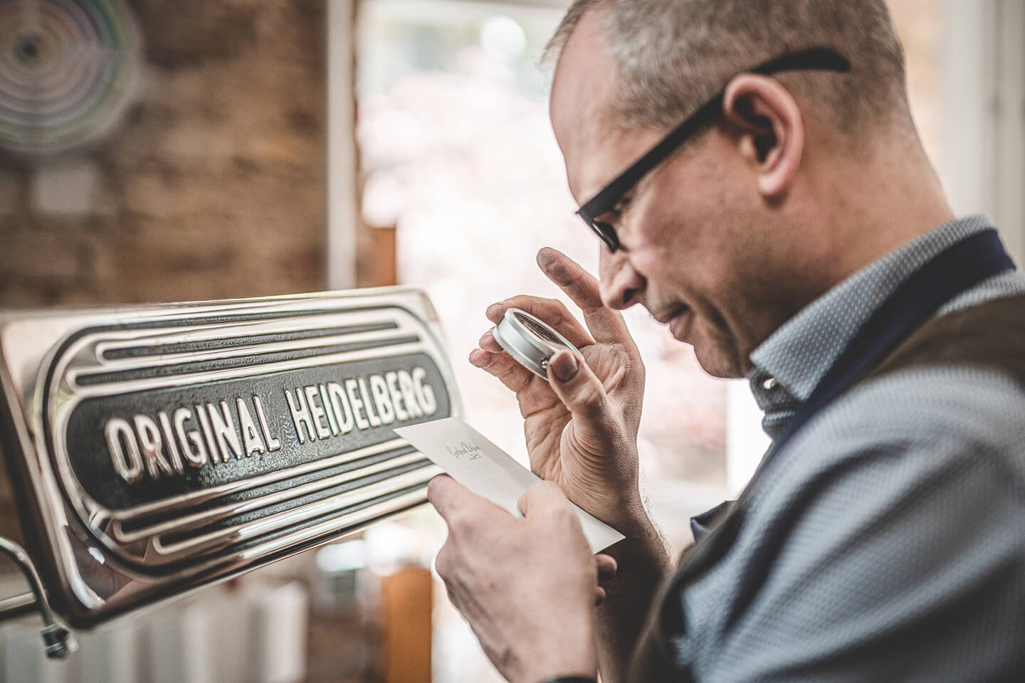 Betrachtung des ersten Drucks durch die Lupe