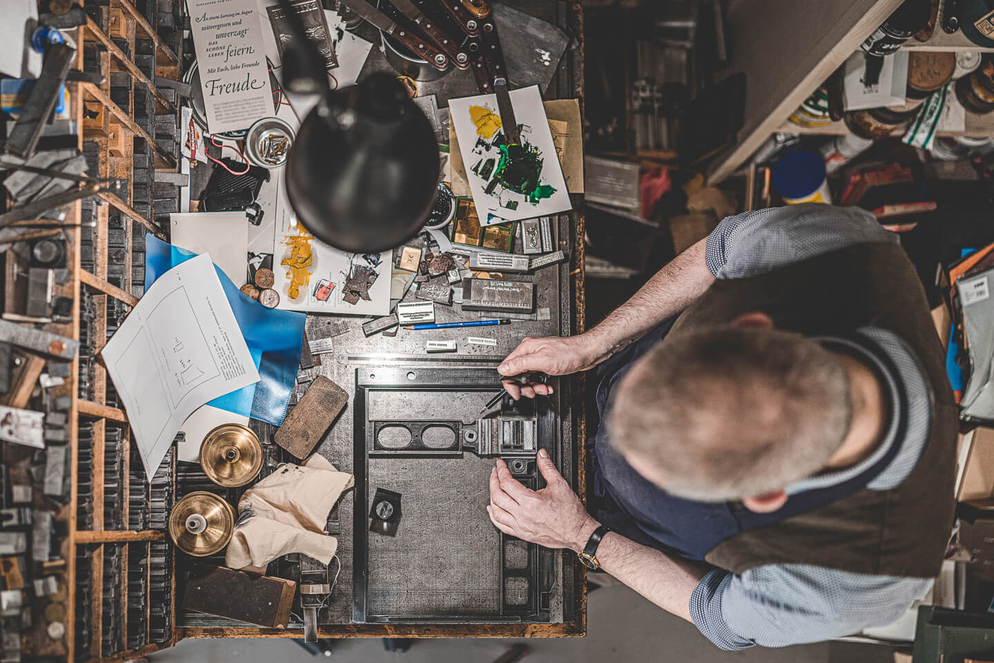 Der Hamburger Fotograf Florian Läufer nutzte hier die Perspektive von oben, um dem Schriftsetzer auf die Hände zu gucken.