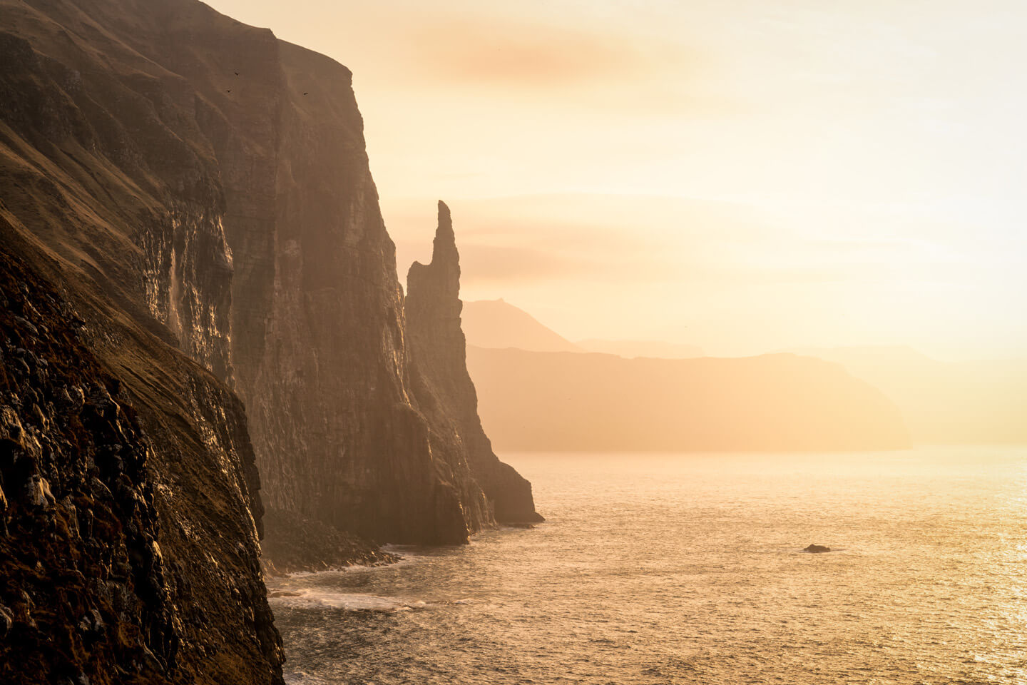 The witches finger auf Vagar im Licht der aufgehenden Sonne