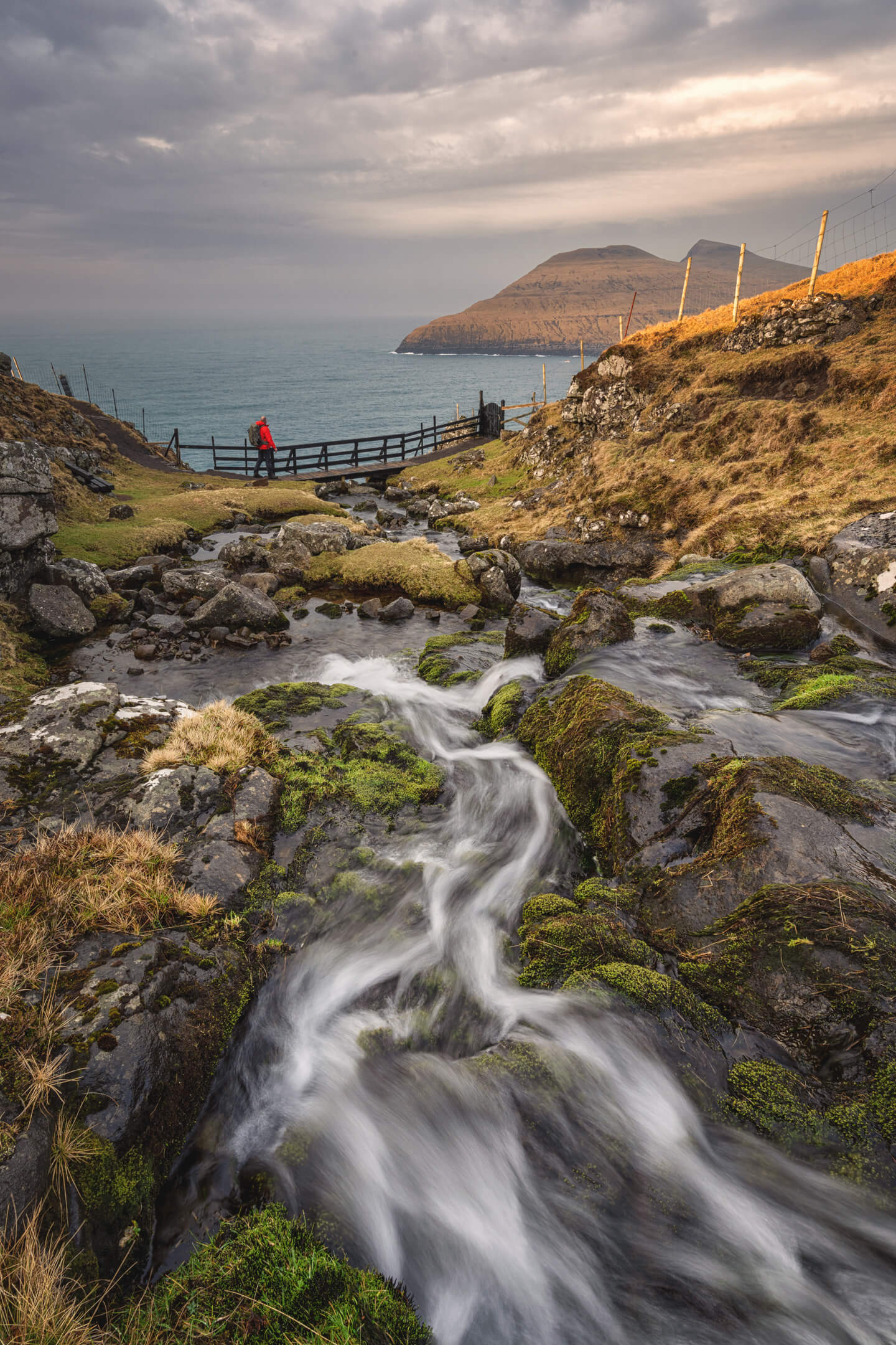 Wasserfall auf der Insel Vagar (Färöer-Inseln)