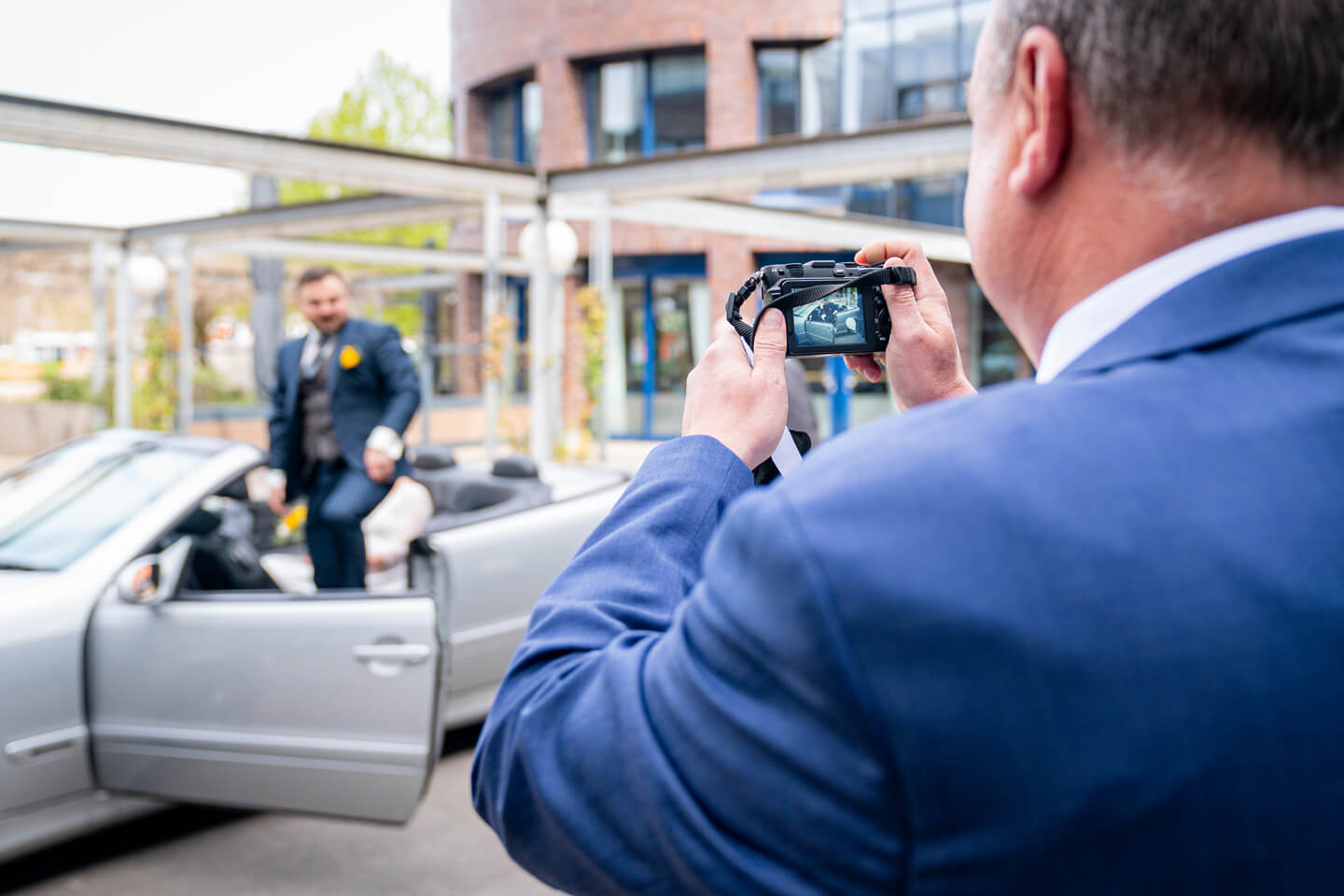 Das Hochzeitsauto hält vor dem Standesamt Henstedt-Ulzburg