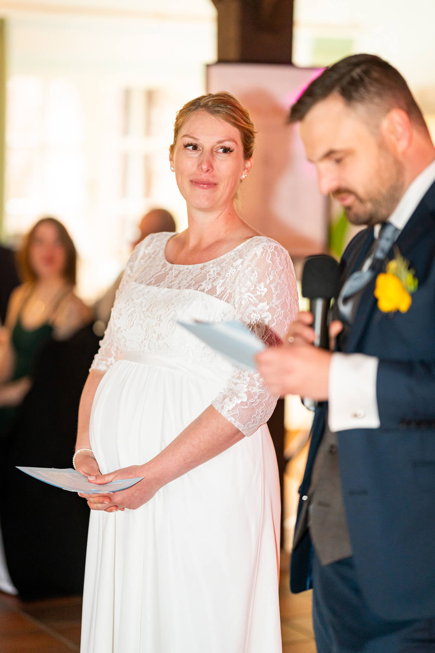 Braut blickt Bräutigam bei seiner Rede an.