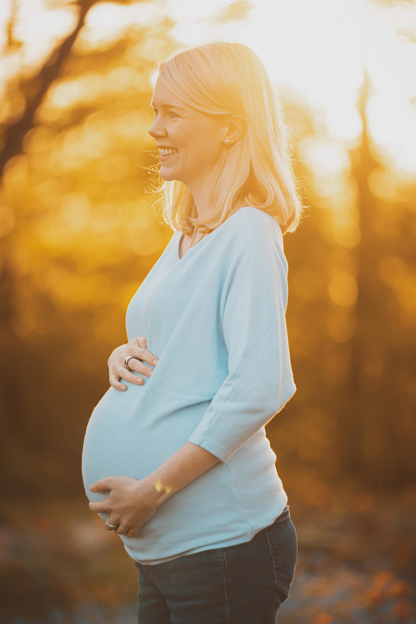 Babybauch-Shooting Outdoor im Licht der untergehenden Sonne