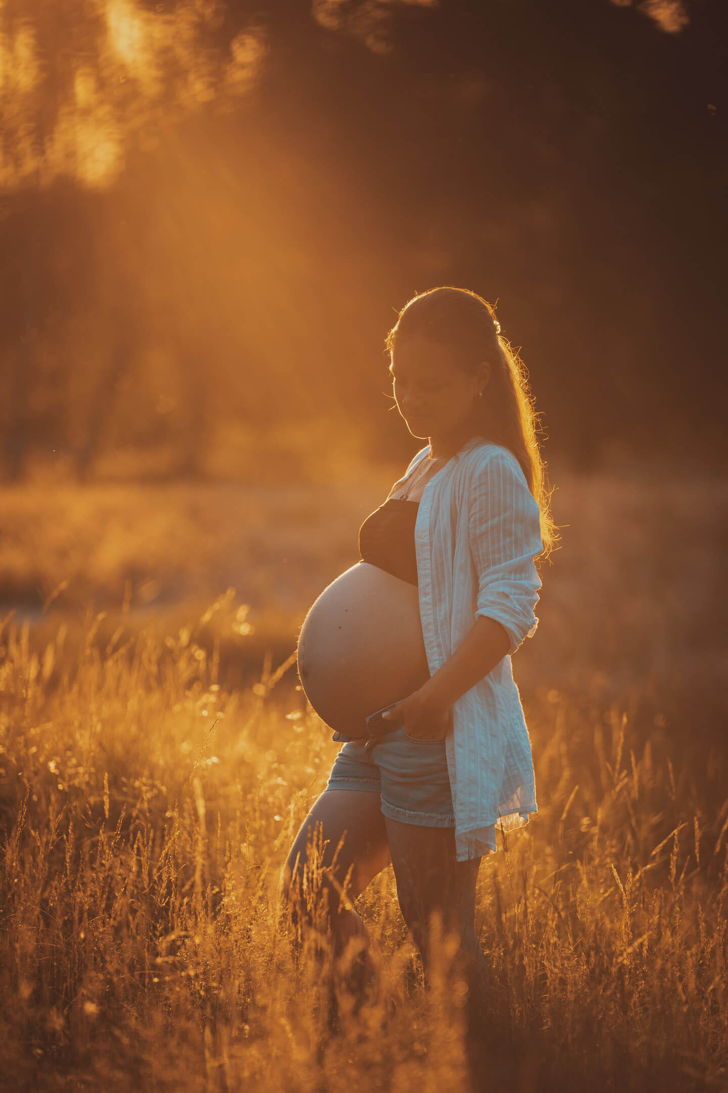 Babybauchfotos im Gegenlicht zur Goldenen Stunde (Foto: Florian Läufer)